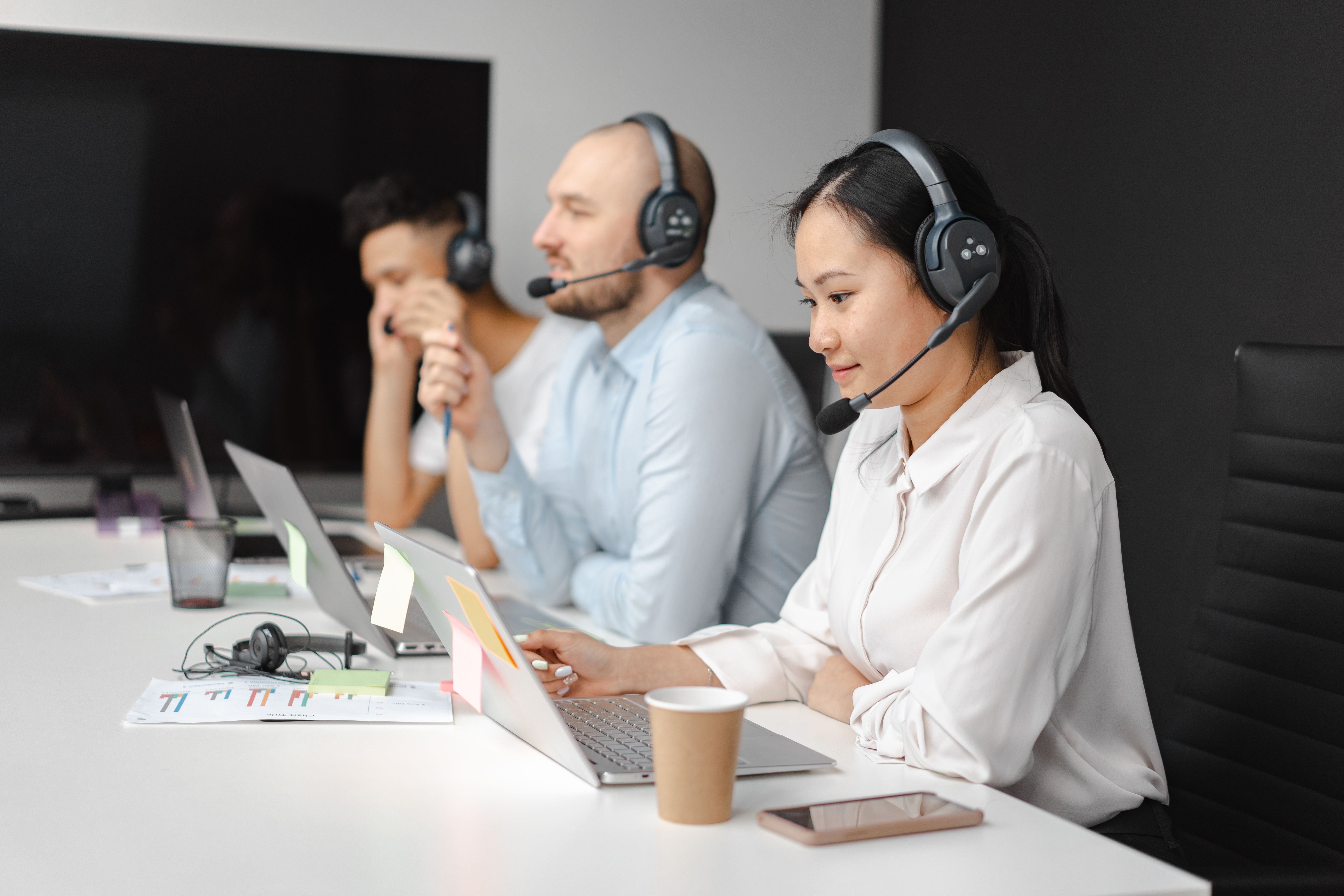 Comercial practicando una conversación de venta por voz con el cliente virtual de Conversa App
